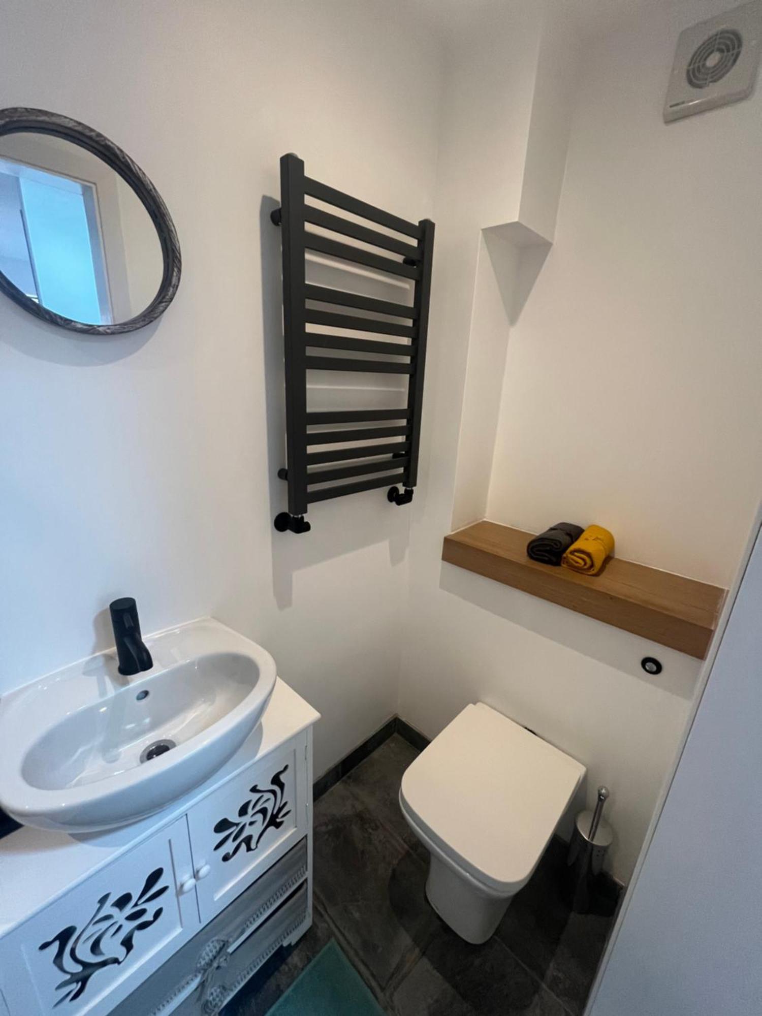 Teddington Little Gem Apartment London Ngoại thất bức ảnh